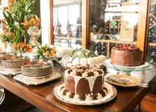 Tortas doces do Seven Café compuseram o brunch no Bonfim House