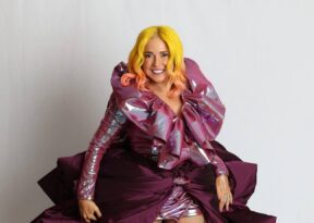 “A Rainha maluca”, diz Daniela Mercury ao surgir de cabelo amarelo no Carnaval