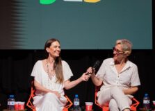 Flora celebra presença de Preta Gil no Expresso 2222 durante coletiva