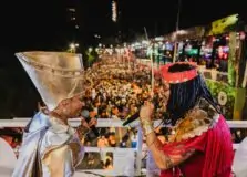 Os Mascarados arrastaram milhares de foliões pelo circuito Barra-Ondina