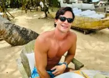 Tiago Holtz aproveita férias em Trancoso no pós-Carnaval