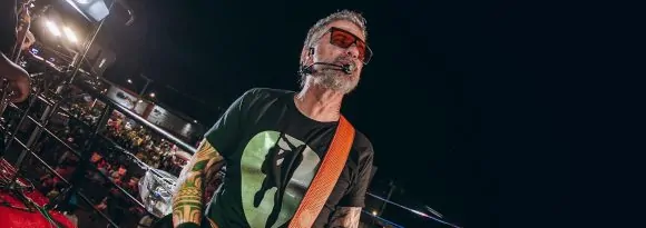 Tuca Fernandes celebra 15 anos de carreira solo com audiovisual na Barra