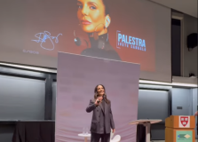 “Vai ser a maior cantora do Brasil”, relembra Ivete sobre comentário de Bethânia, em palestra