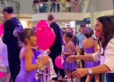 Ivete Sangalo assiste apresentação das filhas em Salvador