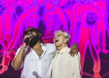 Com participação de Caetano, Xande de Pilares abre turnê na capital baiana