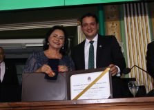 Maria de Fátima Carvalho recebe medalha na Câmara de Salvador