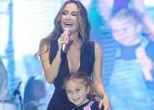 Fofura! Claudia Leitte e sua filha Bela brilham em apresentação na Bahia