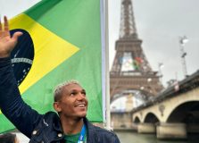 Isaquias Queiroz, canoísta baiano, leva bandeira brasileira na abertura de Paris 2024