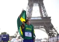 Caio Bonfim conquista a prata na marcha atlética em Paris