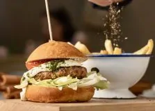 Casa Chálabi traz inovação com opções de hambúrgueres árabes