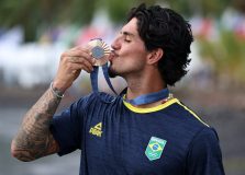 Gabriel Medina garante bronze para o Brasil no surfe masculino