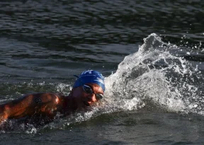 Ana Marcela inicia travessia histórica com desafio inédito de bate-volta