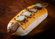 Jamil Burgers apresenta opções de hotdog com salsicha artesanal em Salvador