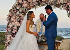 De frente ao mar, Maíra Holtz e Luiz Cedraz se casam em Itacimirim