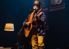 Fundador de O Teatro Mágico vai apresentar novo álbum solo na capital baiana
