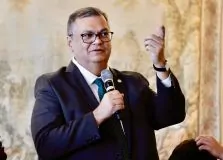 Dino proíbe criação de novas leis que garantam “penduricalhos” acima do Teto Constitucional