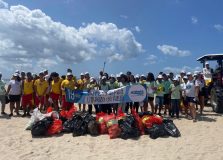 Projeto realizou a retirada de lixo em praia na Ilha de Itaparica