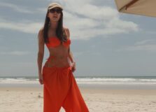 Deborah Secco aproveita dia de folga em Itacaré