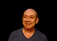 Frank Menezes entra em cartaz com novo monólogo em Salvador