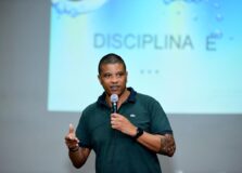 Edvaldo Valério conta a sua história de vitória na natação para estudantes da rede municipal