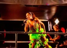 Alinne Rosa leva a música baiana ao comando do Bloco O Vale no Fortal 2026