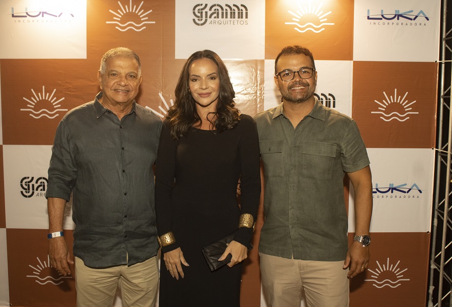 Benedito e Lucas Passos com Caroline Brito