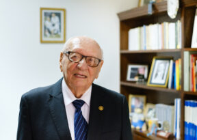 Geraldo Leite, médico e primeiro reitor da UEFS, é indicado ao Prêmio Nobel da Paz 2027