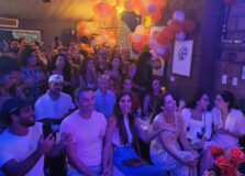 Caetano Veloso e Andréia Sadi prestigiam show de Mãeana na Casa da Mãe