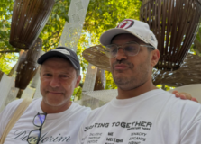 Vik Muniz e Criolo desfrutam da gastronomia baiana em restaurante na Ilha dos Frades