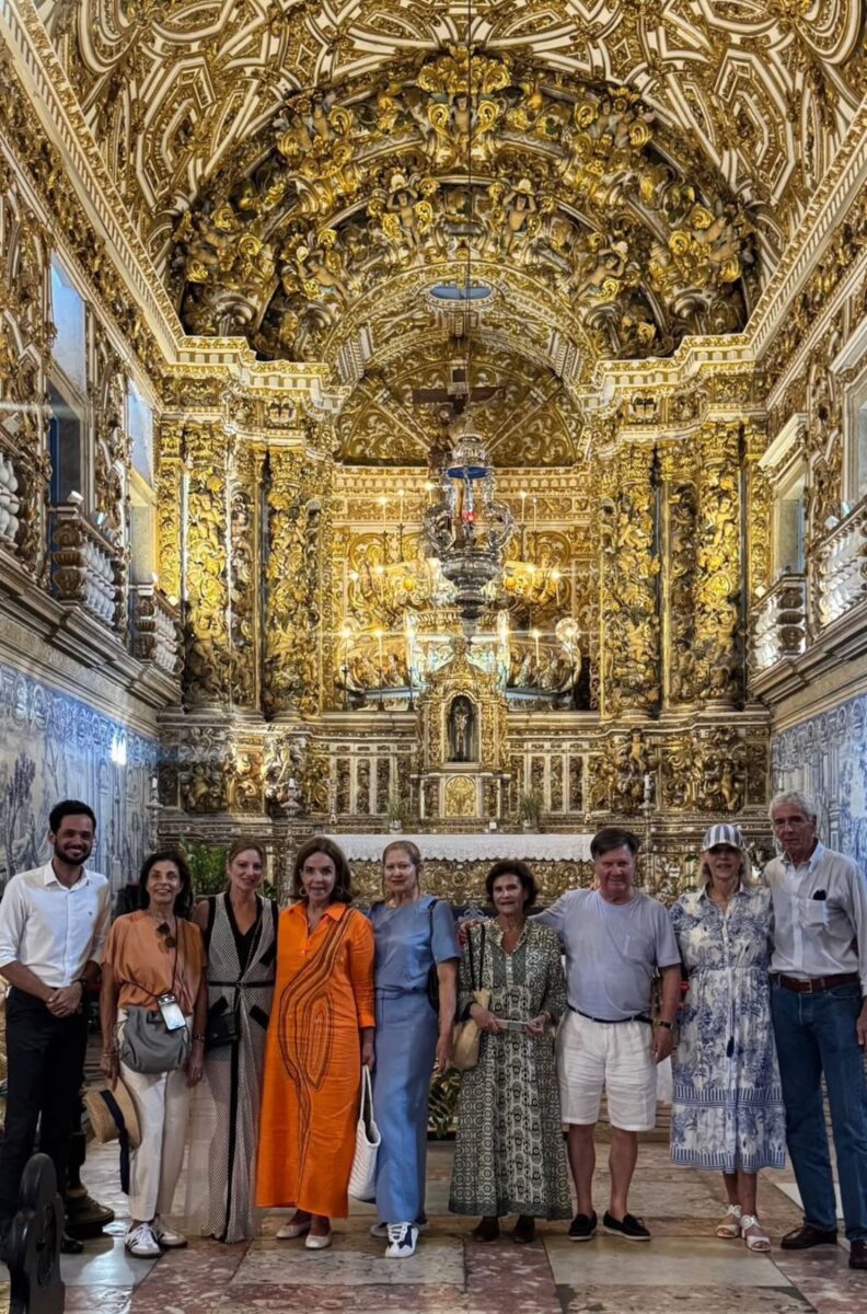 Fátima Scarpa e grupo durante visita à Igreja São Francisco de Assis. Foto: Reprodução.