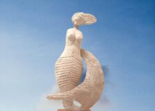 Exposição com curadoria de Tati Sampaio homenageia Iemanjá no Rio Vermelho