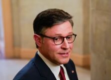 Mike Johnson é reeleito presidente da Câmara dos Estados Unidos