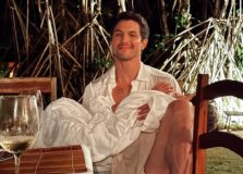 Rômulo Estrela aproveita começo de ano em praia no sul da Bahia