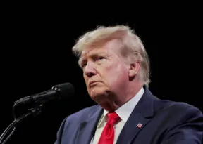 Após Suprema Corte dos EUA derrubar taxas, Trump anuncia nova tarifa global