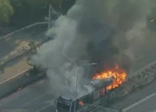 Avião de pequeno porte cai em avenida de São Paulo