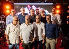 Grupo EVA celebra 45 anos com festa e ex-vocalistas cantam com Felipe Pezzoni