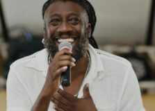 Dom Chicla comanda roda de samba no terraço da Casa do Carnaval