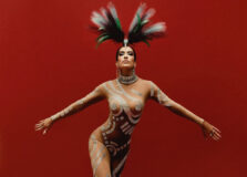 Lore Improta se veste de “Timbalada” para o Baile da Vogue