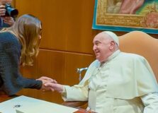 Janja se encontra com o Papa Francisco durante audiência no Vaticano