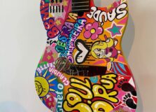 Violão rosa de Claudia Leitte ganha nova arte para o Carnaval 2025