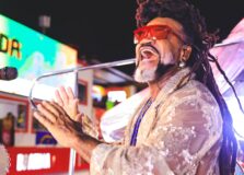 Ajayô! Carlinhos Brown, Amanda Santiago e Patrícia Gomes desfilam com Bloco Timbalada