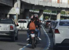 Fiscalização flagra aumento de motos em passarelas e amplia ações de segurança viária