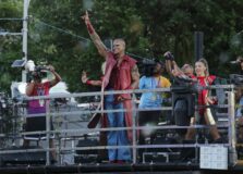 Com look inspirado no Homem-Aranha, Léo Santana desfila no Campo Grande