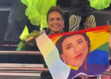 Em noite de Oscar, Daniela Mercury desfila no Carnaval com homenagem a Fernanda Torres