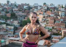 Larissa Marques grava clipe em comunidade de Salvador