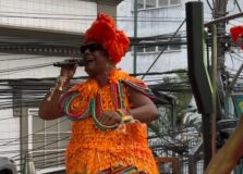 Márcio Victor comanda o Bloco As Muquiranas pelas ruas do Campo Grande