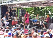 Pranchão do MUDEIdeNOME celebra a chegada da primavera em Salvador