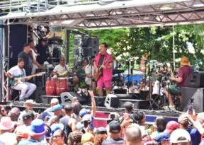 Mudei de Nome comanda trio pipoca durante o aniversário de Salvador