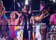 Xanddy Harmonia desfila com figurino em homenagem as mulheres do Axé Music