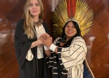 Angelina Jolie participa de reunião com Sônia Guajajara em São Paulo